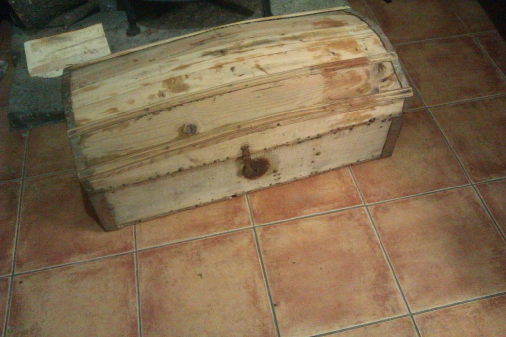 Baul restaurado limpio