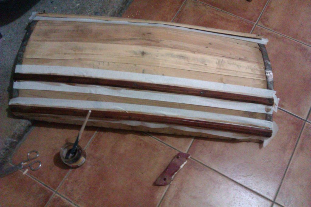 Pintando con nogalina un baúl antiguo