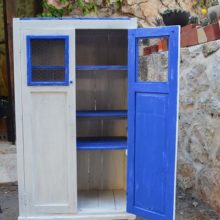 Mueble azul para el baño pintura de tiza