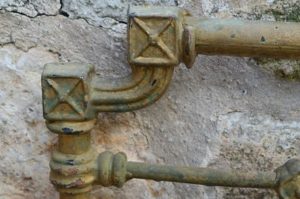 Vieja cama de forja dorada