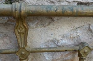 Vieja cama de forja dorada