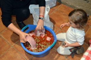Ayudando a adobar lomo de orza