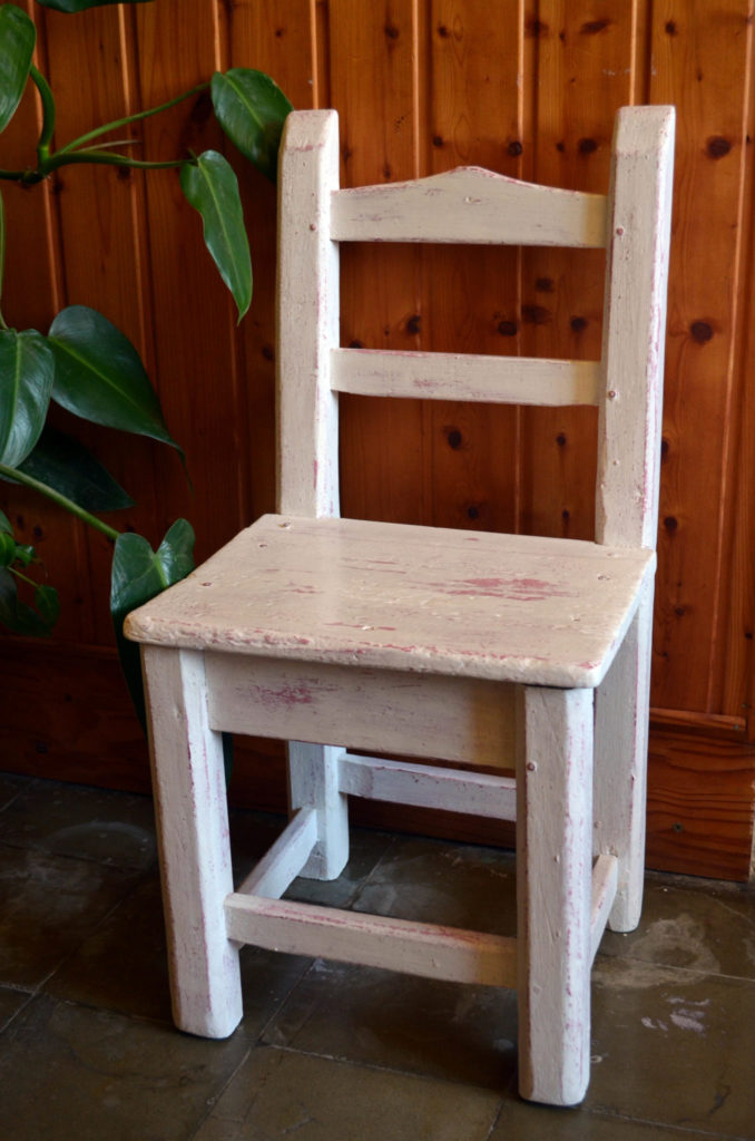 Silla decapada con pintura de tiza