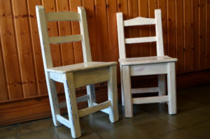 Sillas infantiles con pinturas de tiza