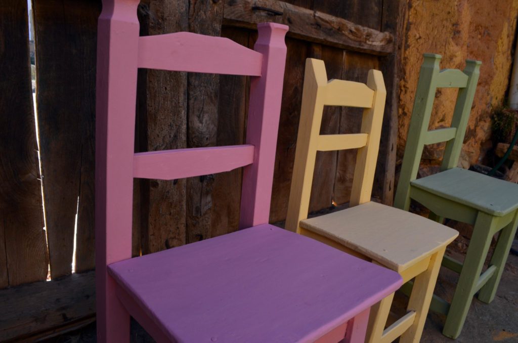 sillas de colores con pintura de tiza
