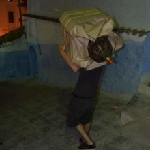Transportando artesanía marroquí