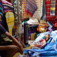 Regateando colchas para decoración marroquí