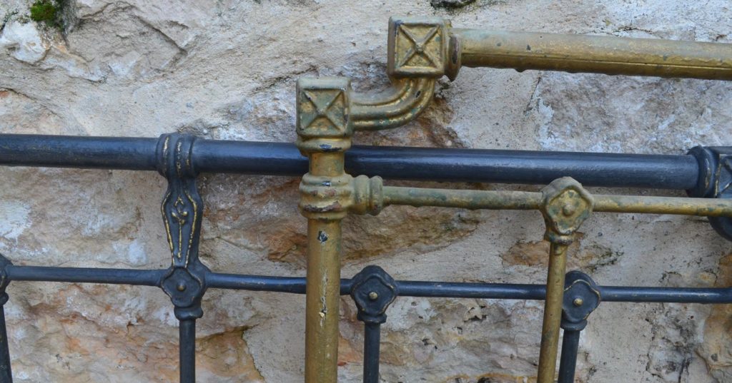 Camas de forja con pintura de tiza