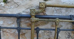 Camas de forja con pintura de tiza