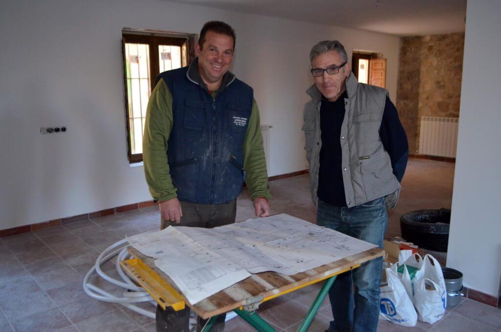 Fontanero y electricista trabando en equipo