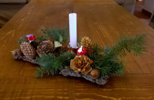 centro navideño con materiales naturales