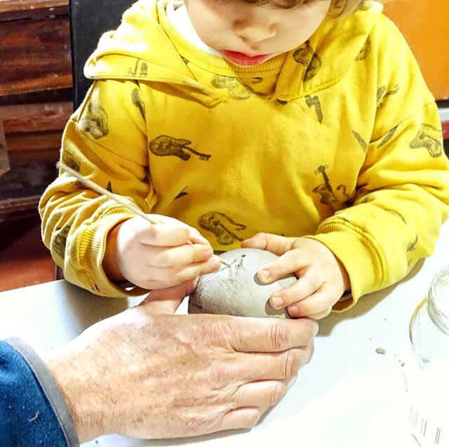 cerámica con niños en invierno