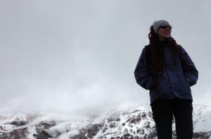 Iris, al otro lado del mostrador de recepción