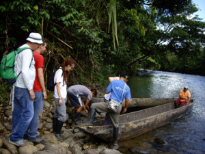 Montando en canoa en Ecuador